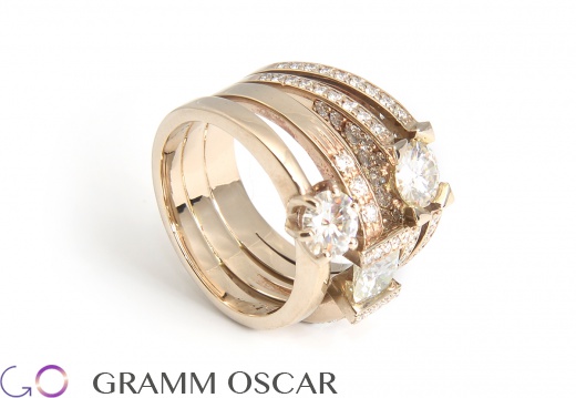 Кольцо из белого золота с бриллиантами круглой огранки.