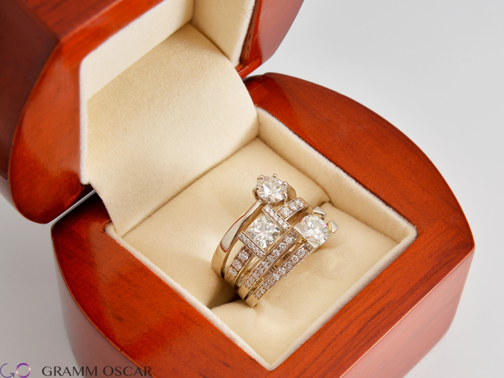 Перстень із білого золота з круглими діамантами.