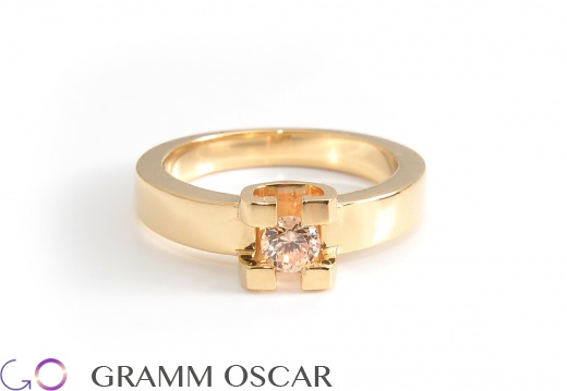 Кольцо с бриллиантом в желтом золоте