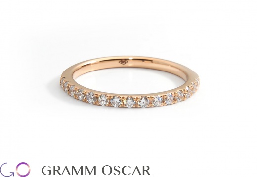 Кольцо с бриллиантами из золота.