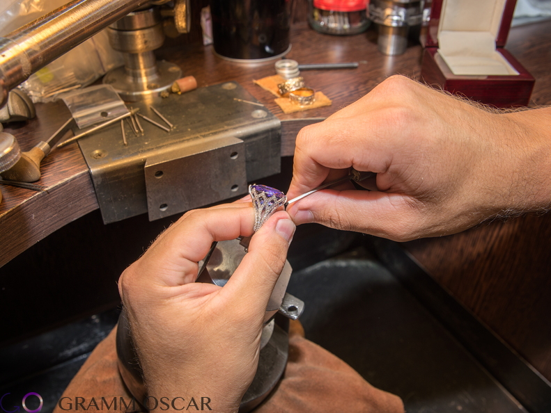 Каблучка з діамантами та танзанитом.