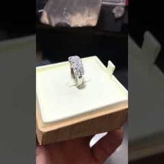Обручка з діамантами в білому золоті, виготовлена на замовлення в GRAMM OSCAR JEWELRY.