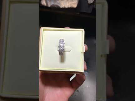 Обручка з діамантами в білому золоті, виготовлена на замовлення в GRAMM OSCAR JEWELRY.