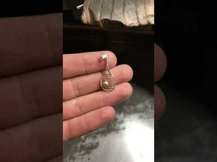 Кулон у вигляді тенісної ракетки зроблений у майстерні GRAMM OSCAR JEWELRY.