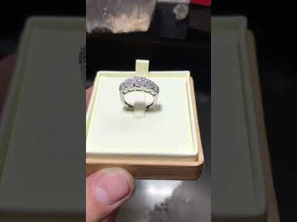 Каблучка з діамантами в білому золоті, виготовлена на замовлення в GRAMM OSCAR JEWELRY.