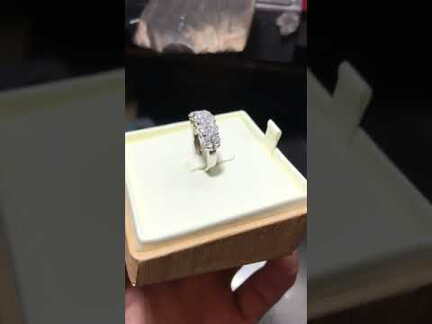 Обручальное кольцо с бриллиантами в белом золоте сделано на заказ в GRAMM OSCAR JEWELRY .