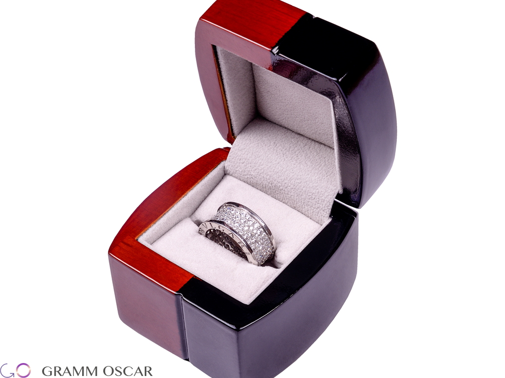 Обручальное кольцо в стиле BVLGARI