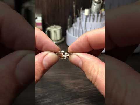 Кольцо печатка из белого золота изготовлено по индивидуальному заказу .